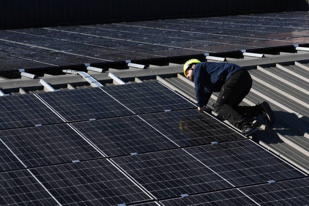 découvrez les différentes aides financières disponibles pour l'installation de panneaux solaires en france. profitez de subventions, crédits d'impôt et autres dispositifs pour réduire vos coûts et investir dans une énergie durable.