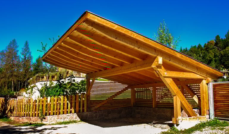 découvrez tout ce que vous devez savoir sur le coût d'un carport : matériaux, dimensions, options et astuces pour optimiser votre budget tout en bénéficiant d'une protection optimale pour votre véhicule.