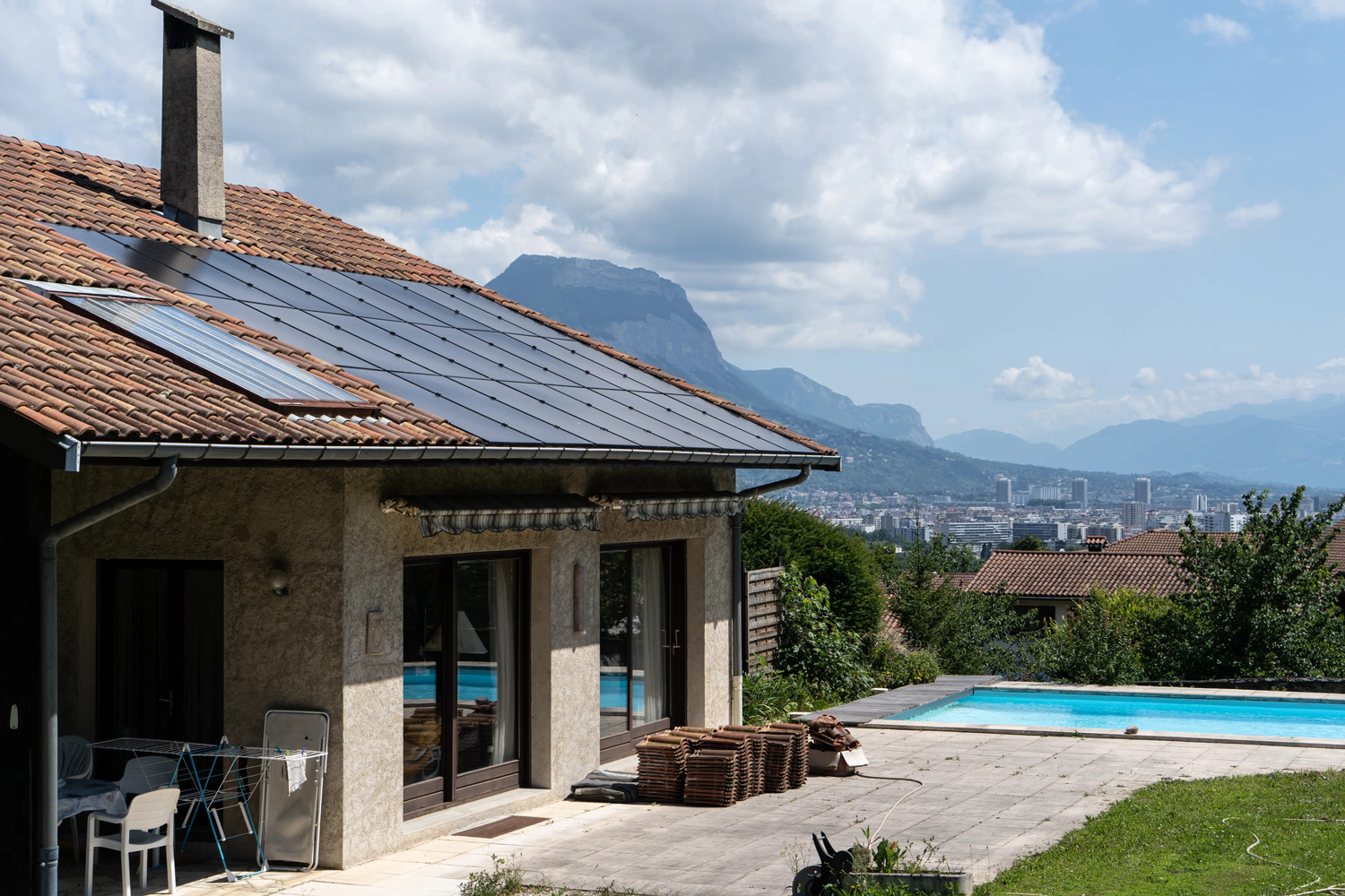 d&eacute;couvrez tout ce qu'il faut savoir sur le co&ucirc;t des panneaux solaires : prix d'achat, installation, subventions disponibles et retours sur investissement. informez-vous pour faire le meilleur choix en mati&egrave;re d'&eacute;nergie renouvelable.