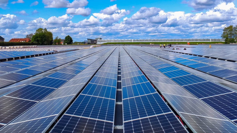 découvrez les opportunités d'investissement dans les panneaux solaires en 2025. maximisez votre rendement tout en contribuant à une énergie durable. renseignez-vous sur les tendances du marché et les avantages fiscaux pour les investisseurs.