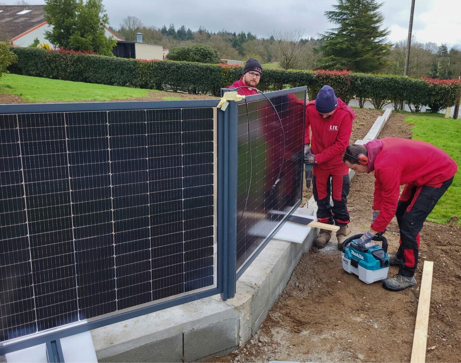 d&eacute;couvrez comment les panneaux solaires peuvent transformer votre consommation d'&eacute;nergie et r&eacute;duire votre empreinte carbone. explorez les avantages, l'installation et les &eacute;conomies potentielles gr&acirc;ce &agrave; l'&eacute;nergie renouvelable.