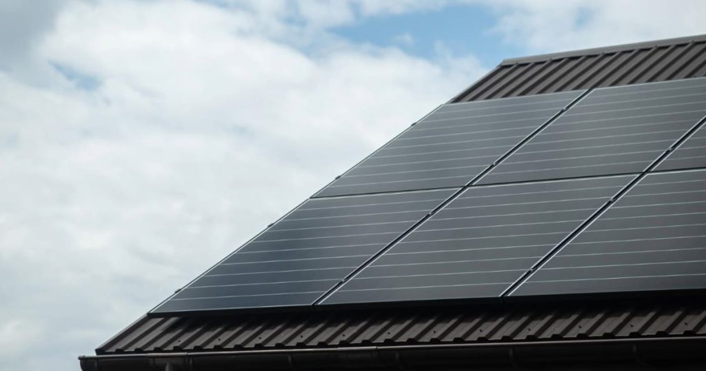 découvrez nos panneaux solaires noirs, alliant esthétique moderne et performance énergétique. idéaux pour optimiser l'efficacité de votre installation solaire tout en s'intégrant harmonieusement à votre toiture, ces panneaux offrent une solution durable et élégante pour réduire votre empreinte carbone.