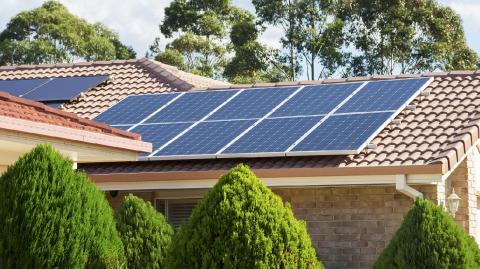 découvrez tout sur la prime pour les panneaux photovoltaïques : montants, conditions d'éligibilité et avantages fiscaux. maximisez votre investissement dans l'énergie solaire grâce à cette aide financière.