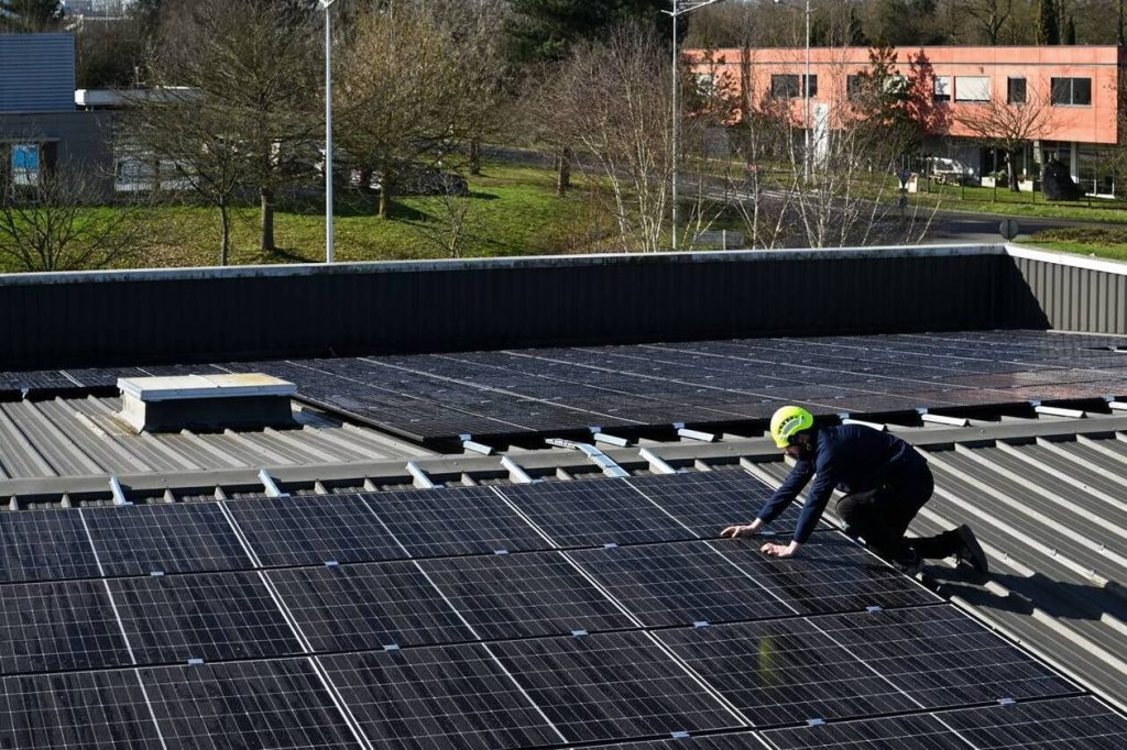 découvrez comment tirer profit de la revente d'énergie solaire et maximiser vos économies tout en contribuant à un avenir durable. explorez les avantages financiers et les réglementations pour faire de votre installation solaire une source de revenus.